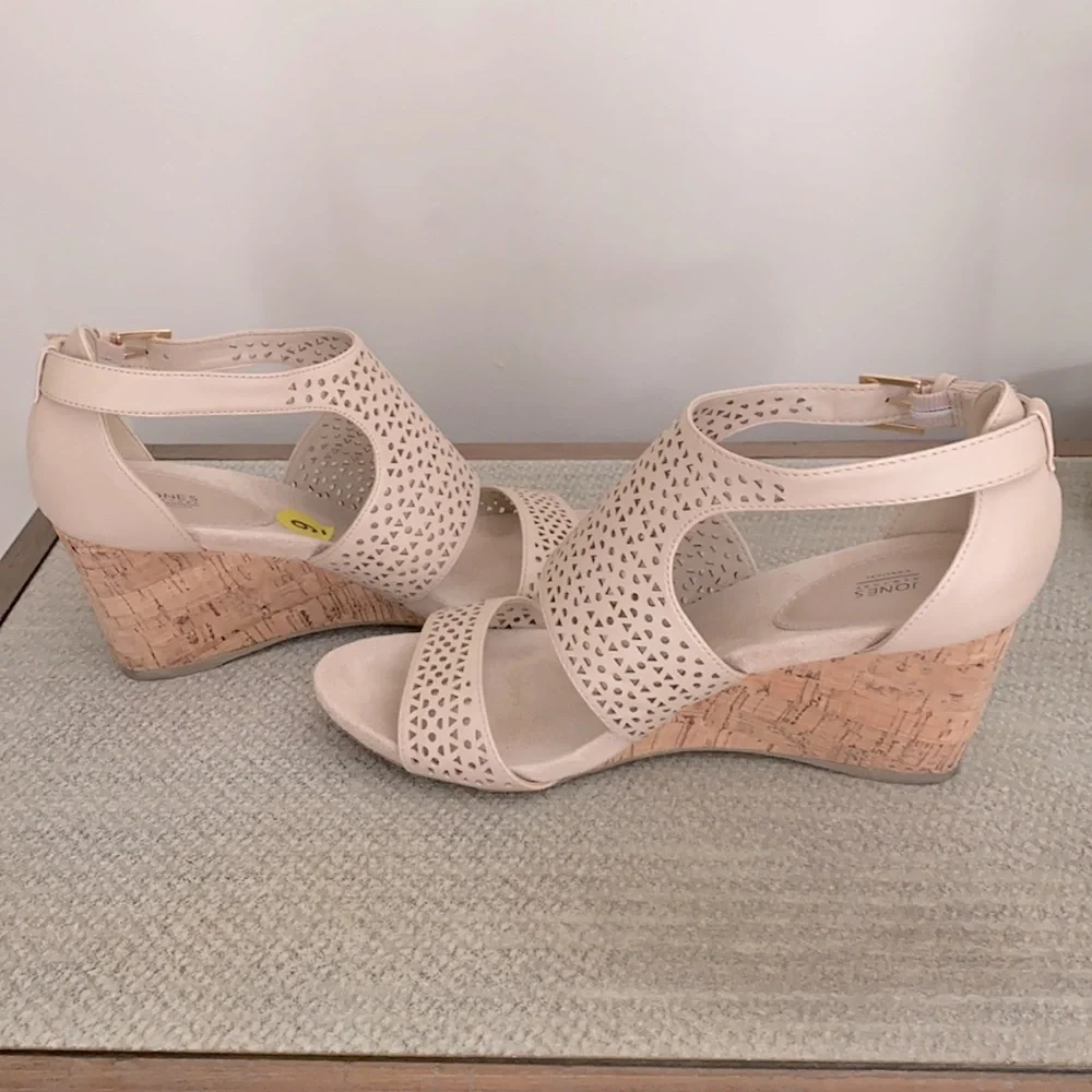 Jones New York Signature Sandal Size 9
